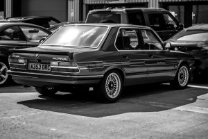 Vintage BMW Alpina garée à Munich présentant un design automobile classique en niveaux de gris.