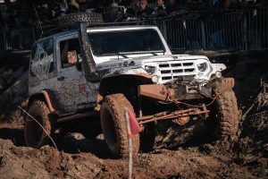 Véhicule tout-terrain sur terrain boueux accidenté