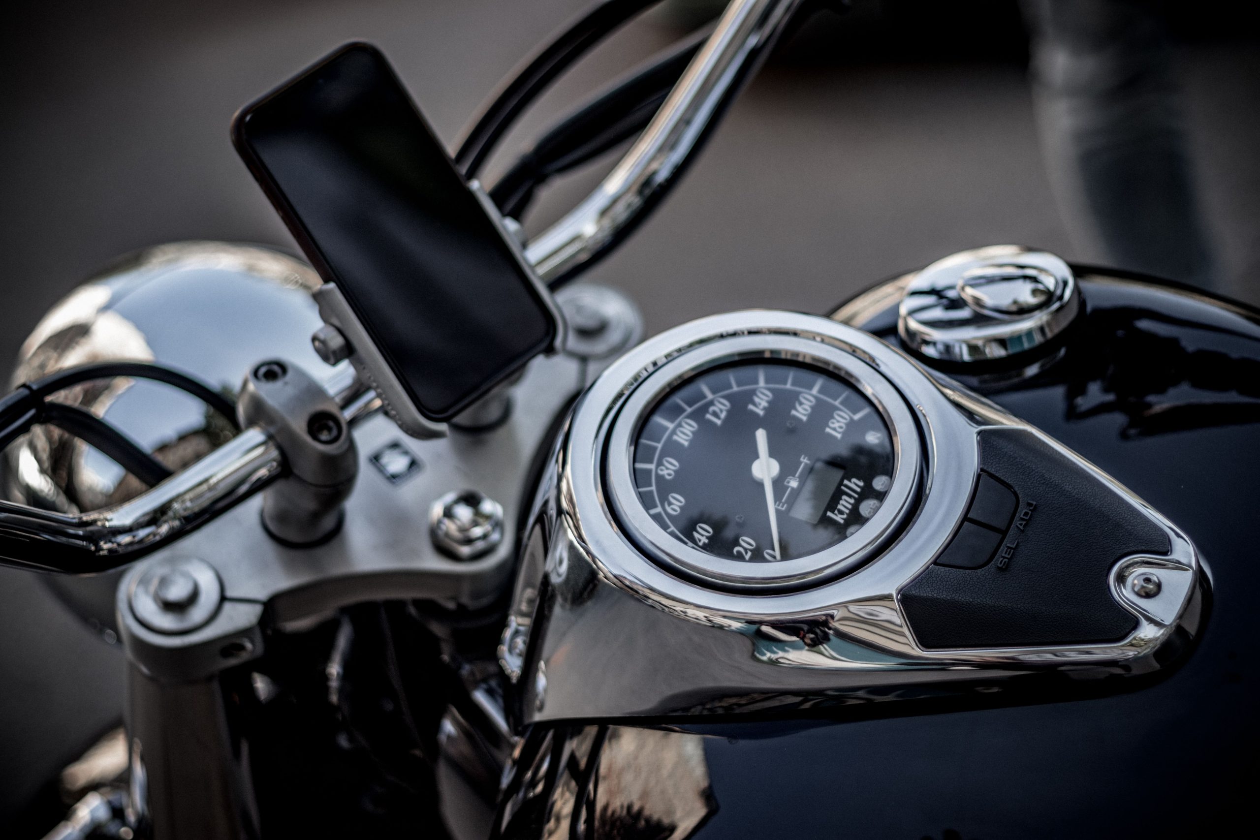 Compteur vitesse moto et support smartphone intégré
