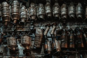 Rangées de convertisseurs catalytiques usagés en atelier