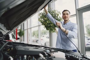 Homme inspectant un moteur dans une concession moderne