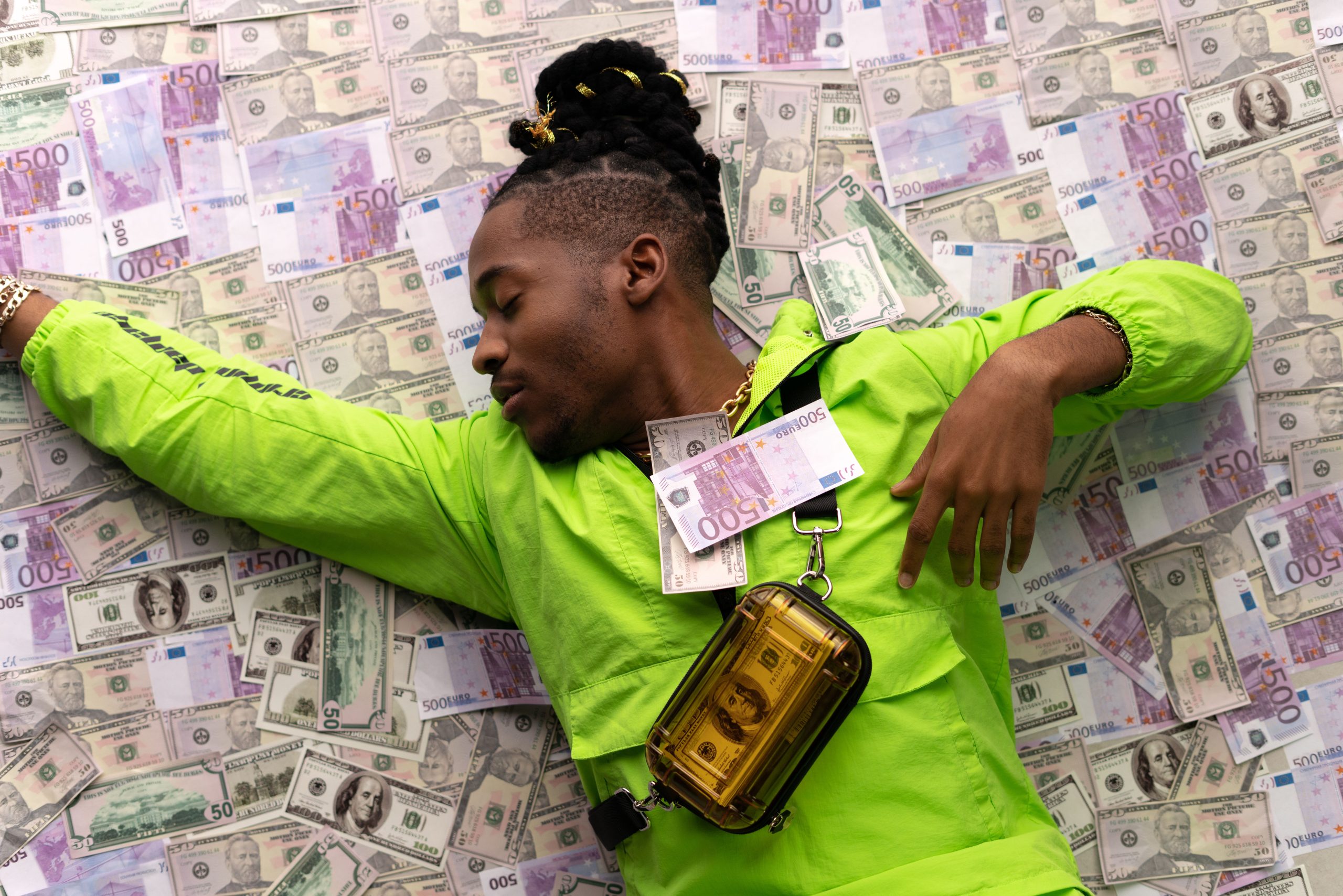Homme stylé couché sur pile d'argent