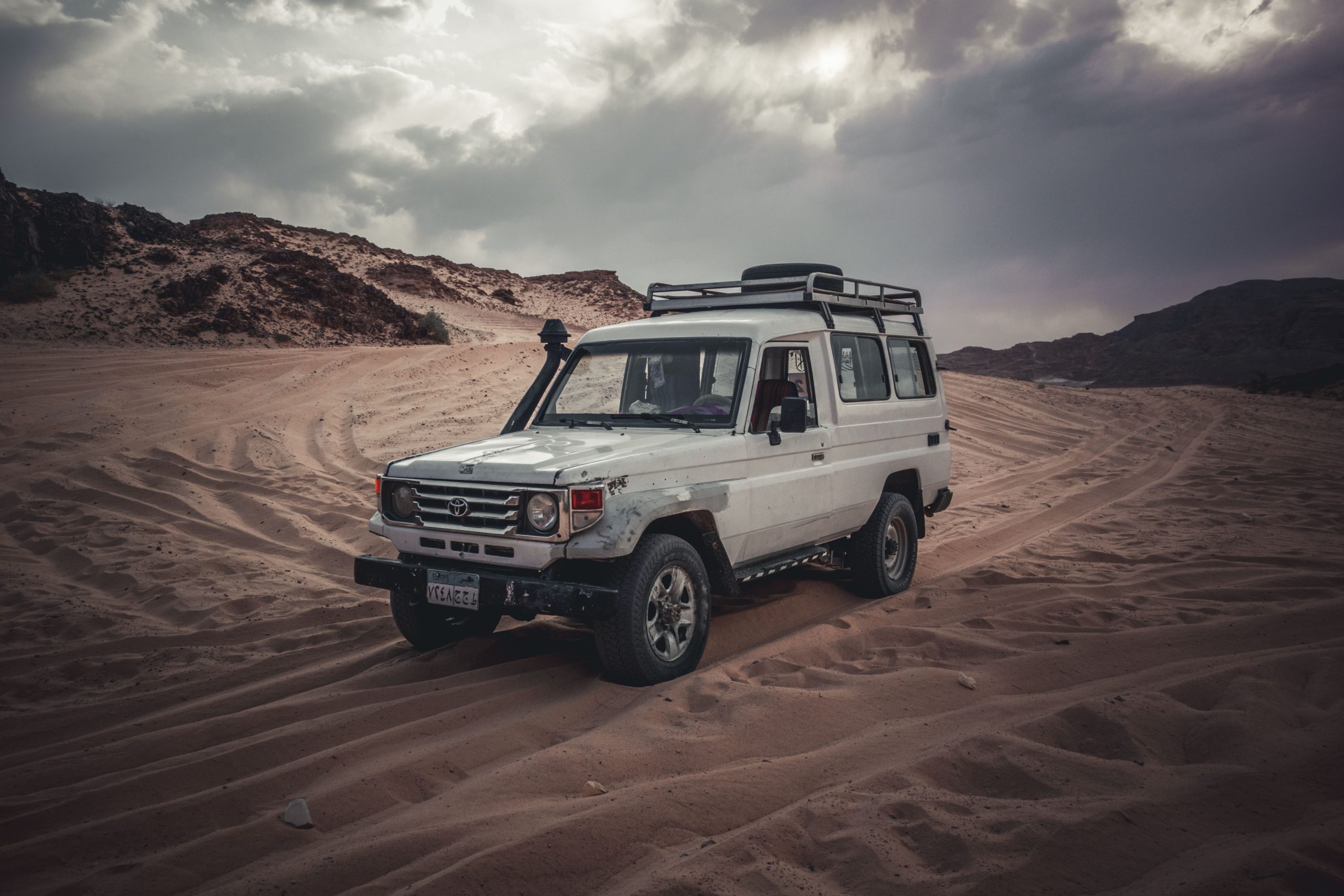 Toyota Land Cruiser traverse un désert sablonneux