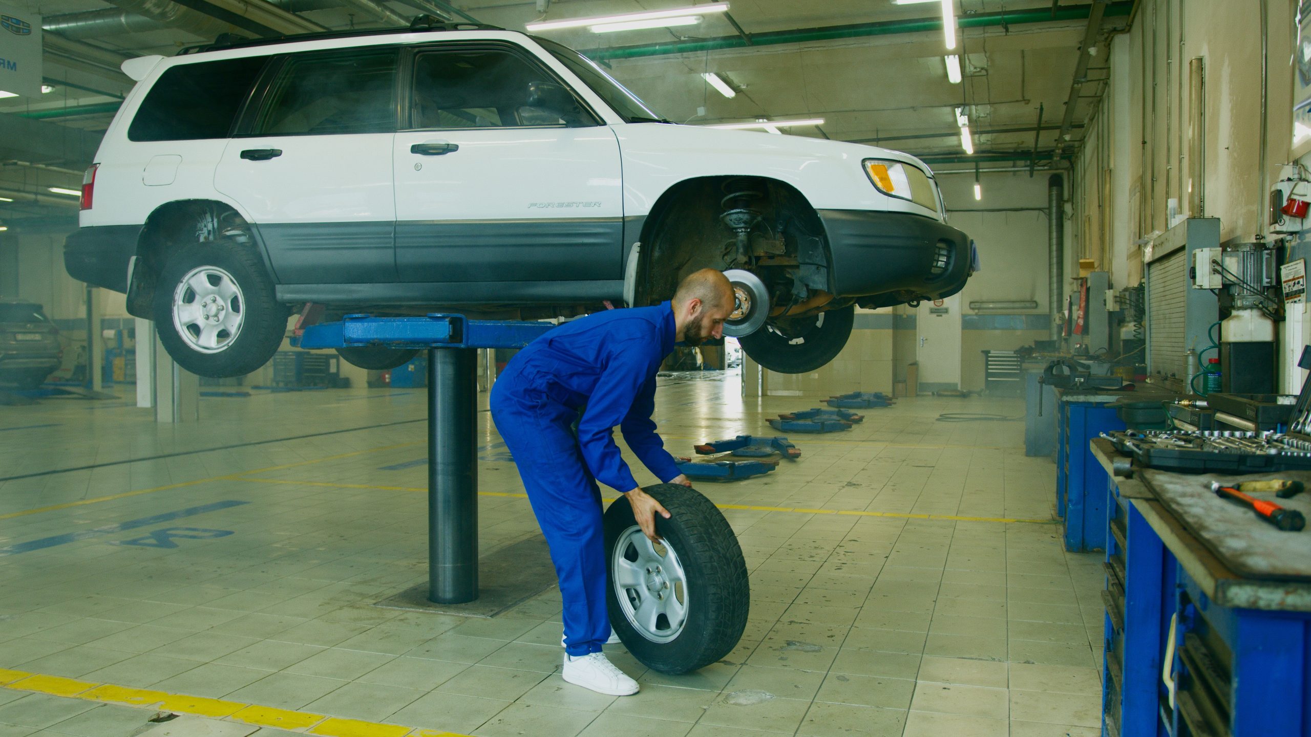Remplacement pneu SUV en atelier professionnel