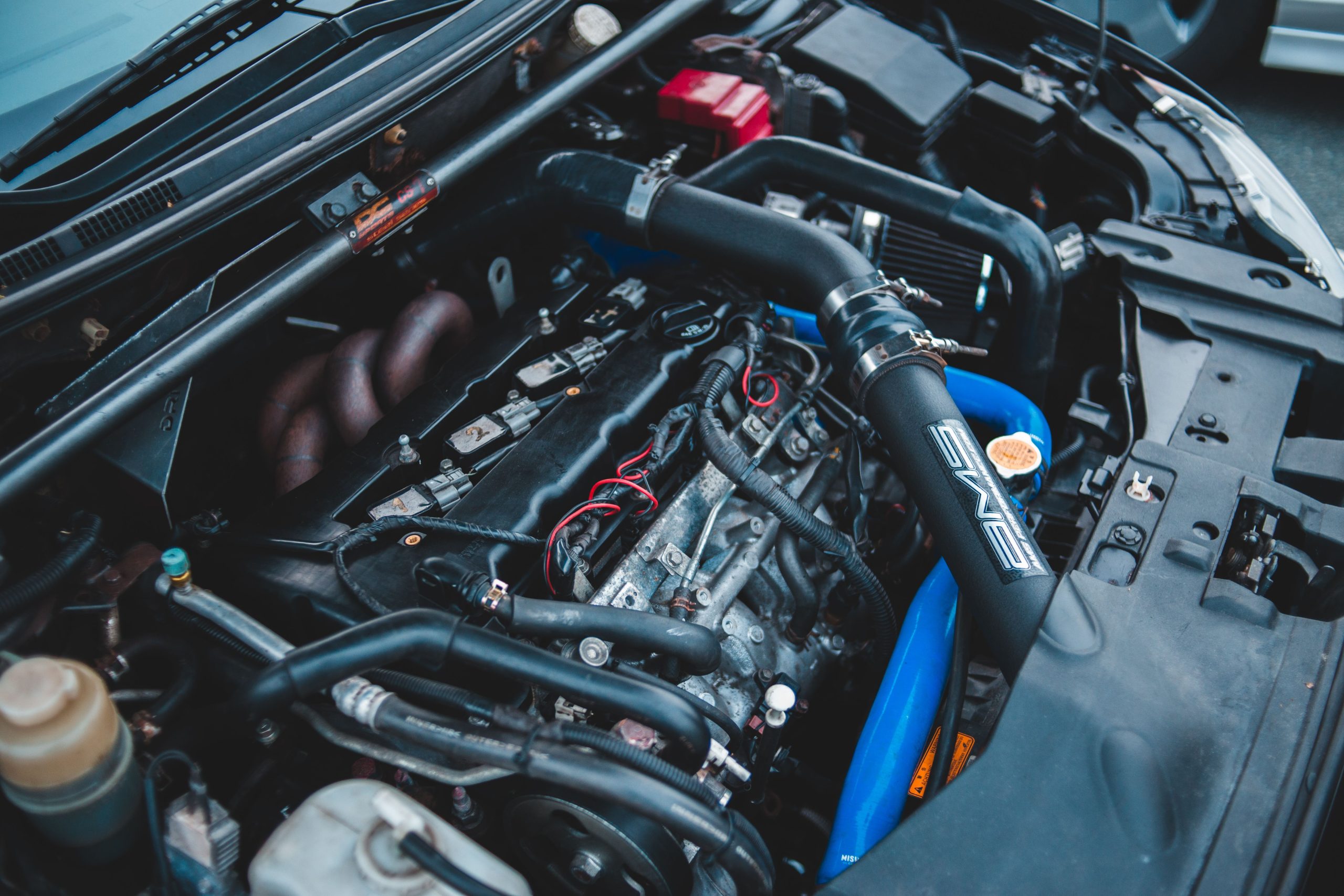 Capot ouvert moteur puissant station service