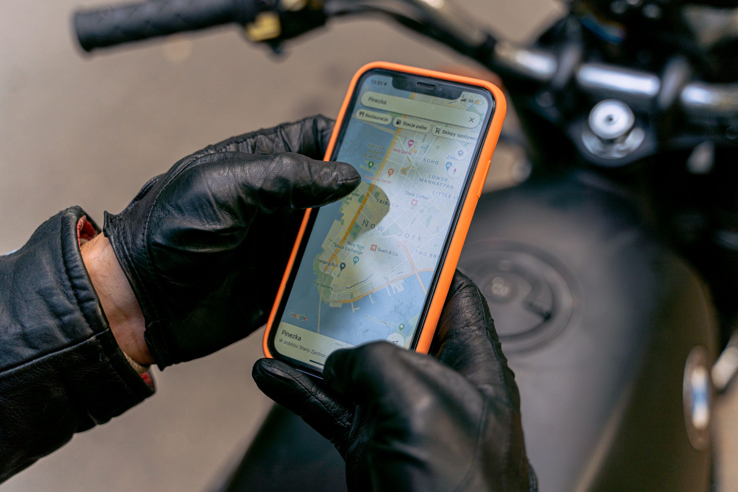 Motocycliste utilisant GPS smartphone en roulant