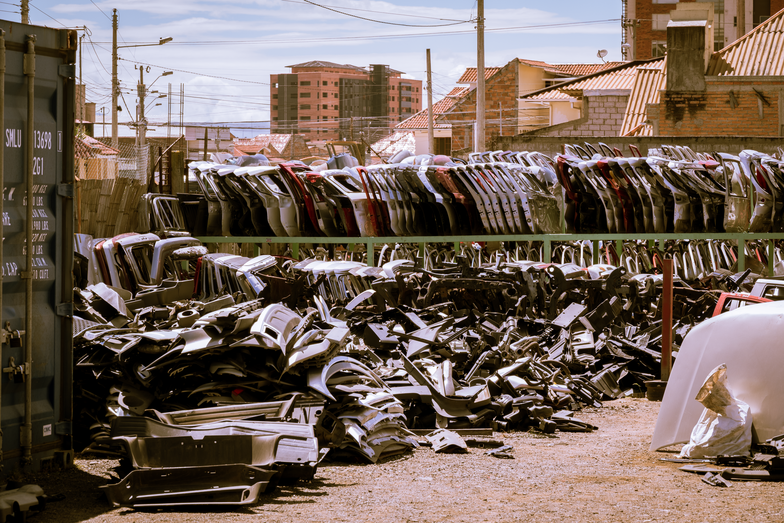 Pièces automobiles recyclées empilées en casse automobile
