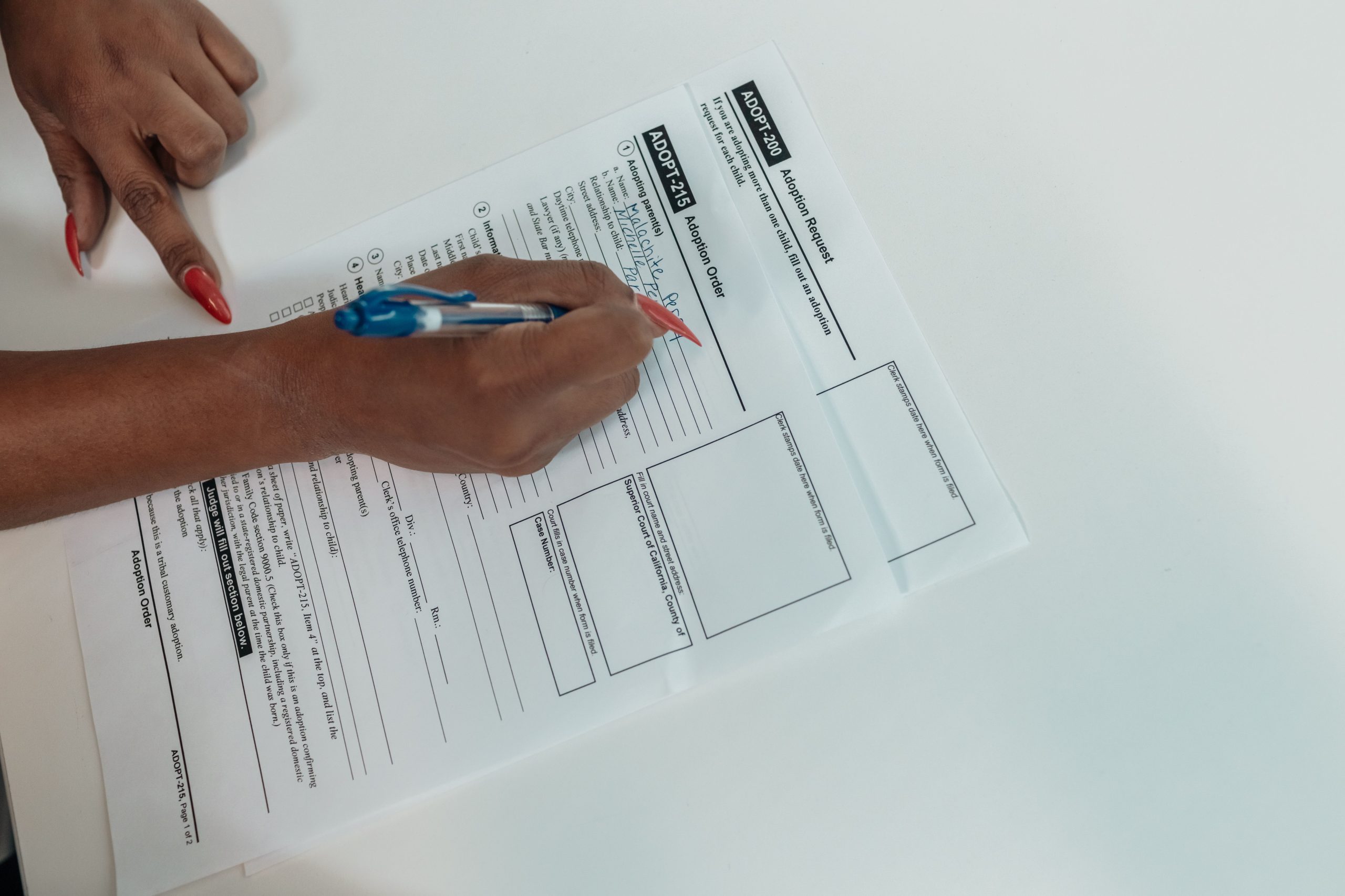 Main remplissant un formulaire avec un stylo