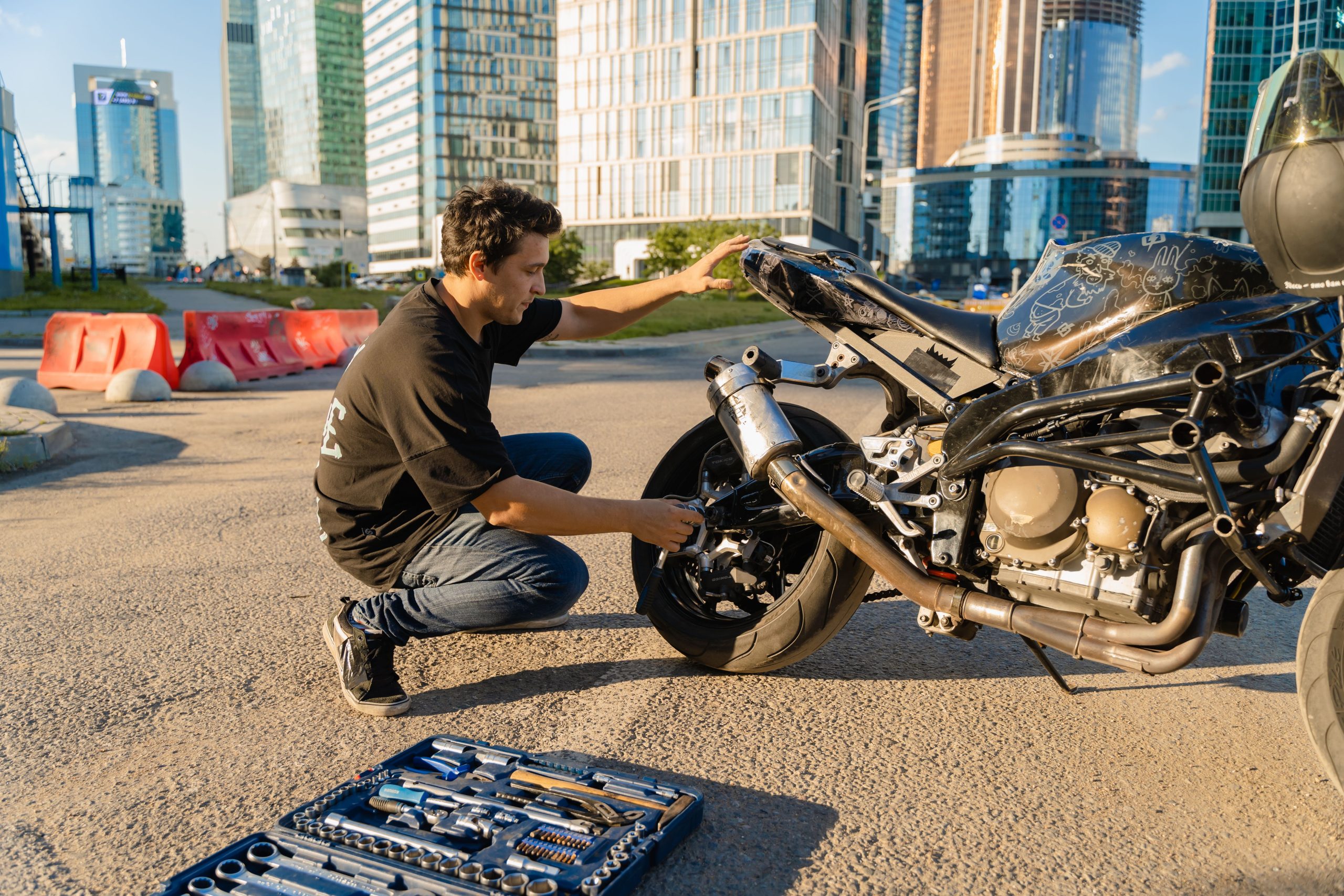 Homme inspecte une moto accidentée en ville