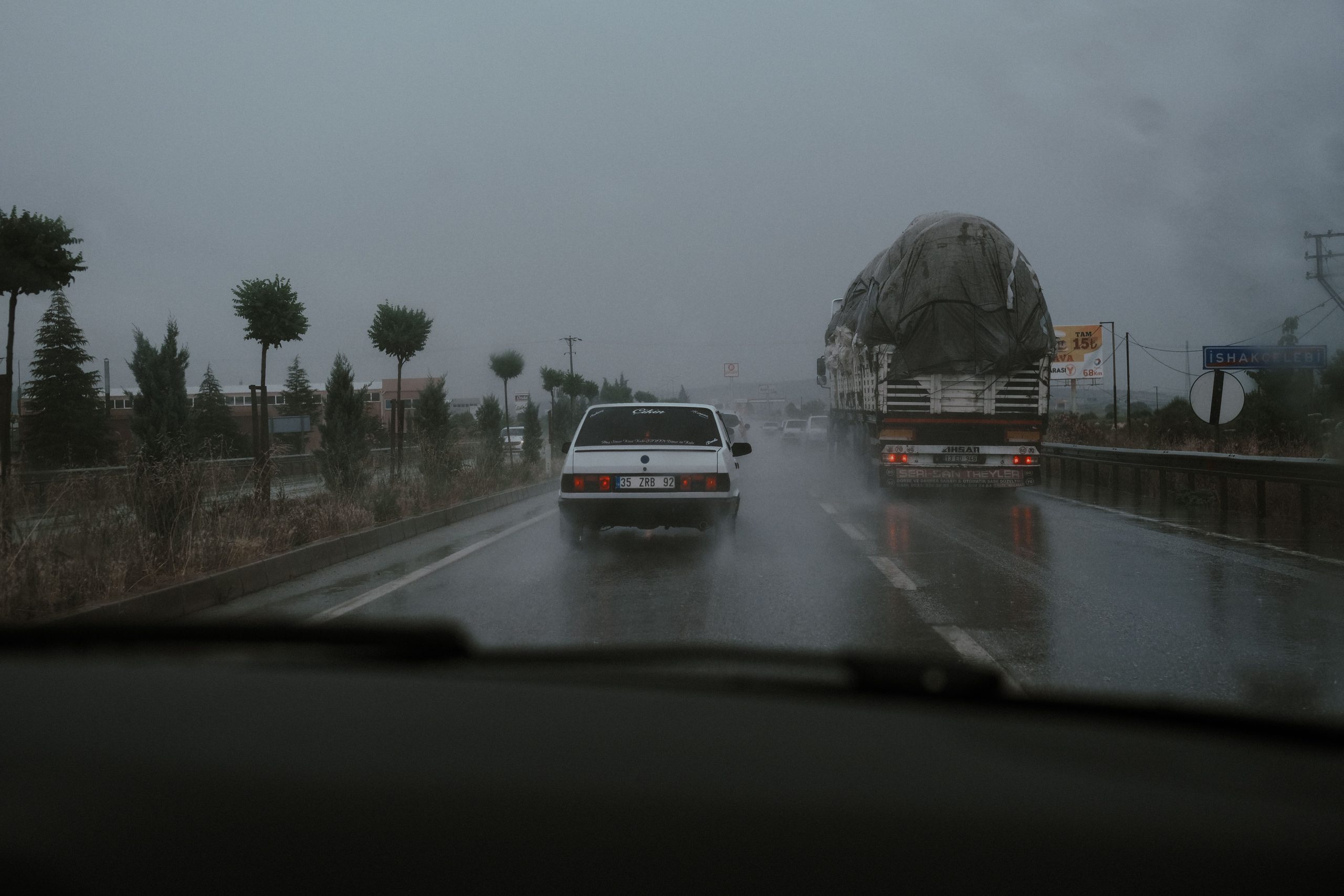 Véhicules sur autoroute humide en pluie