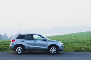 SUV argenté sur route campagnarde brumeux