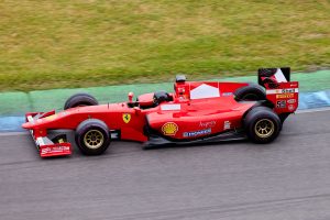 Voiture de course Formula 1 en action haute vitesse
