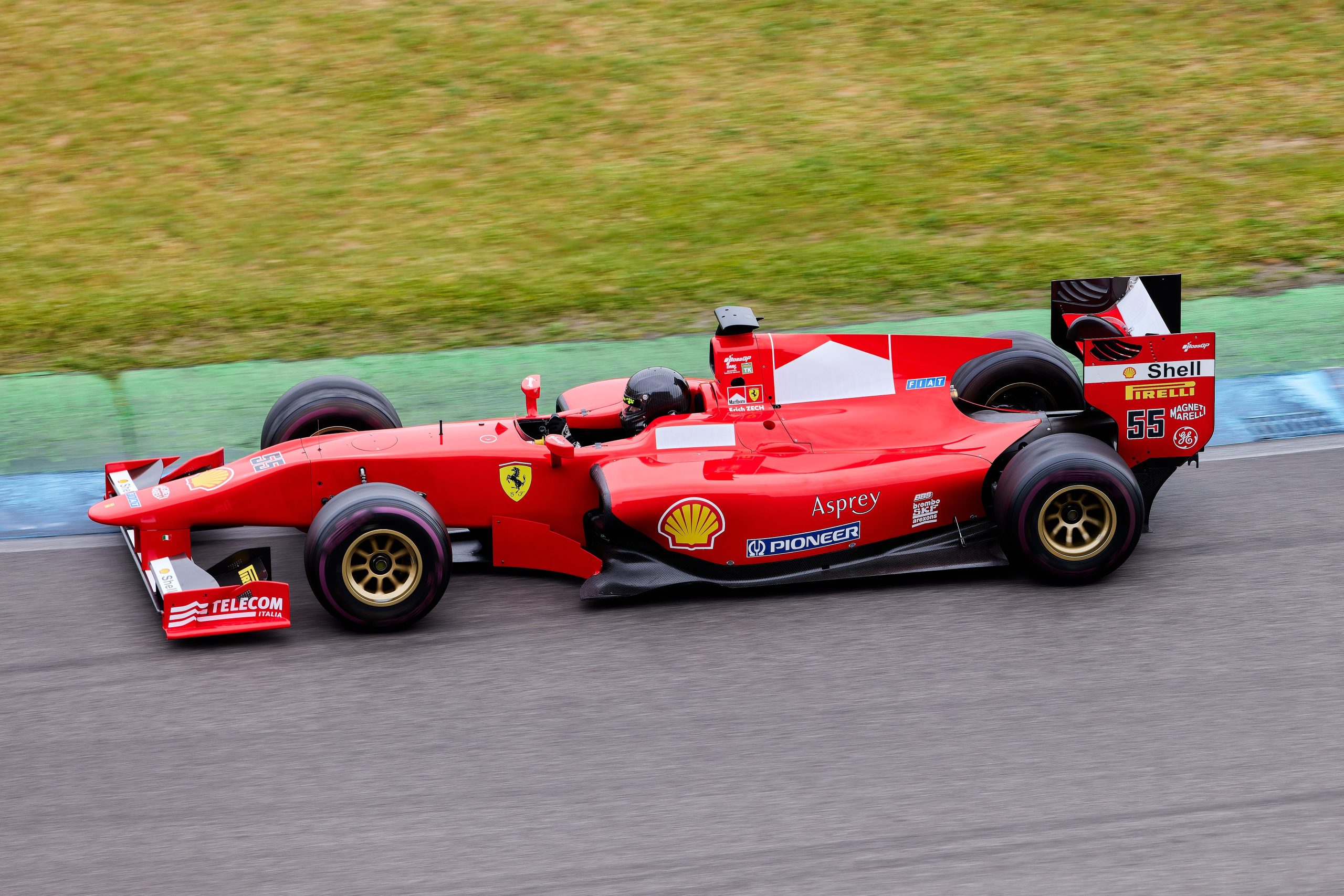 Voiture de course Formula 1 en action haute vitesse