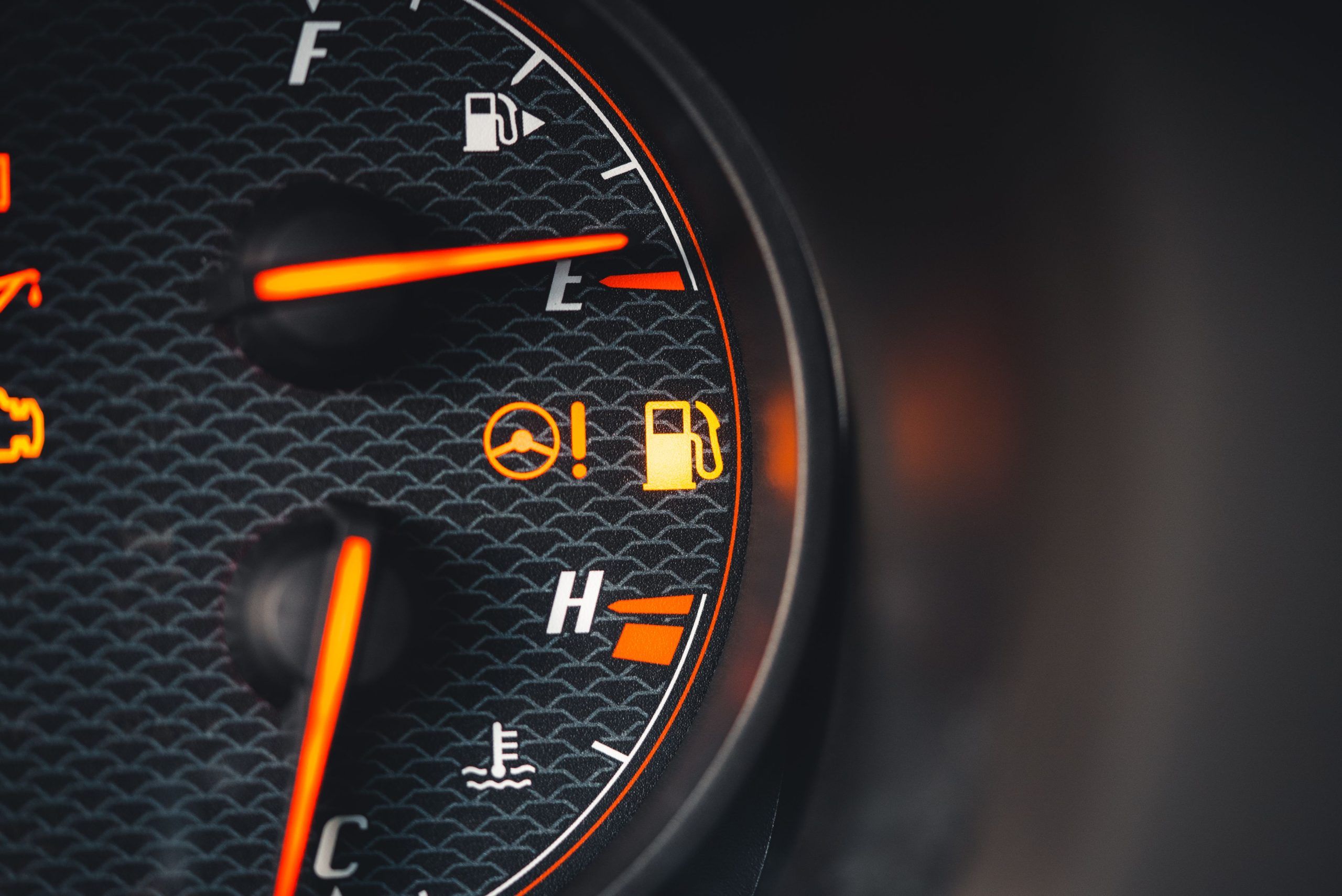 Indicateurs carburant et température du tableau bord