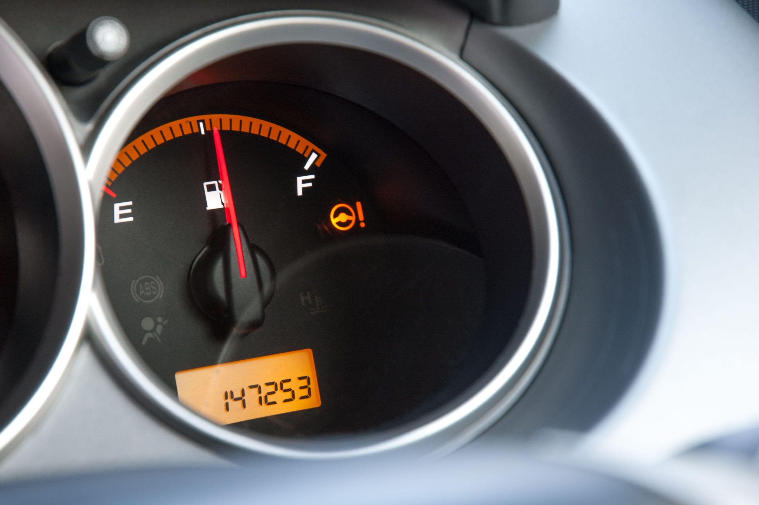 Jauge carburant et compteur kilométrique voiture