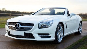 Élégante Mercedes-Benz décapotable blanche route campagne