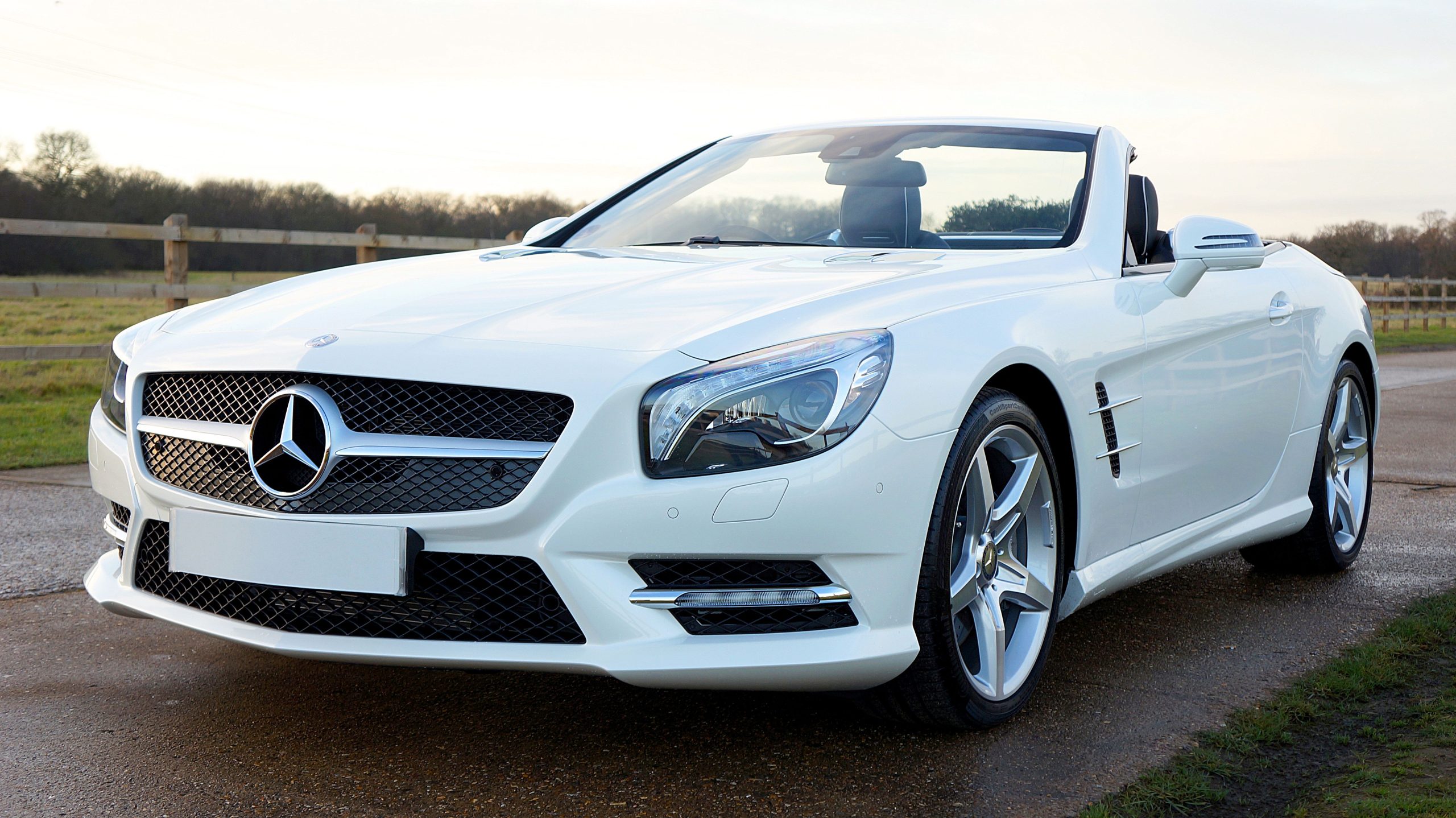 Élégante Mercedes-Benz décapotable blanche route campagne
