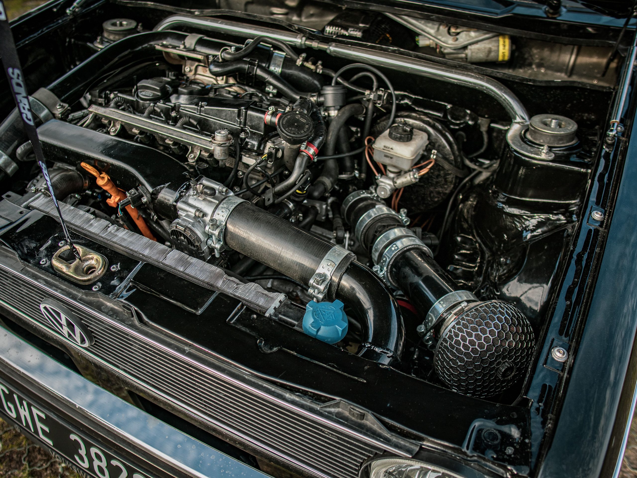 Moteur haute performance avec capot ouvert détails