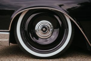 Roue vintage avec pneu à flanc blanc