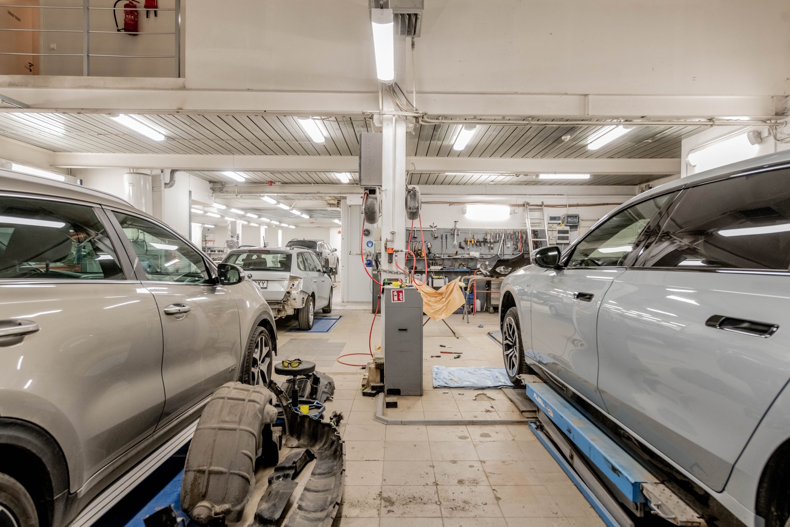 Atelier de réparation automobile avec voitures en révision
