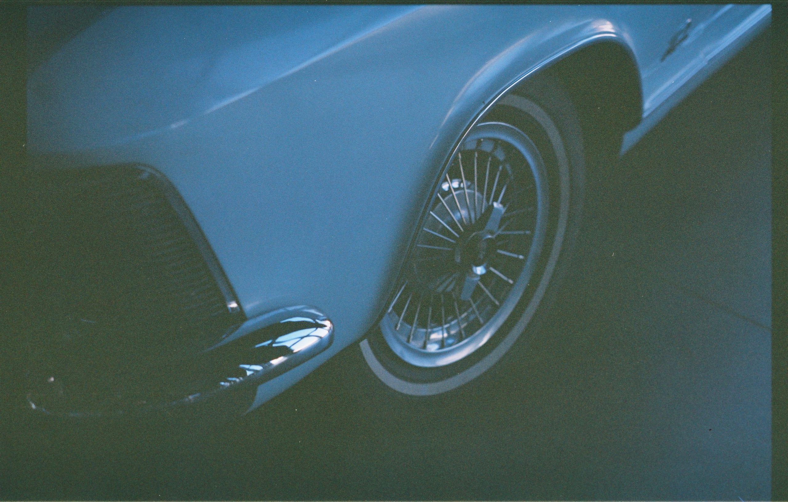 Roue bleue classique avec details chrome retro