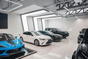 Voitures de luxe dans un garage moderne