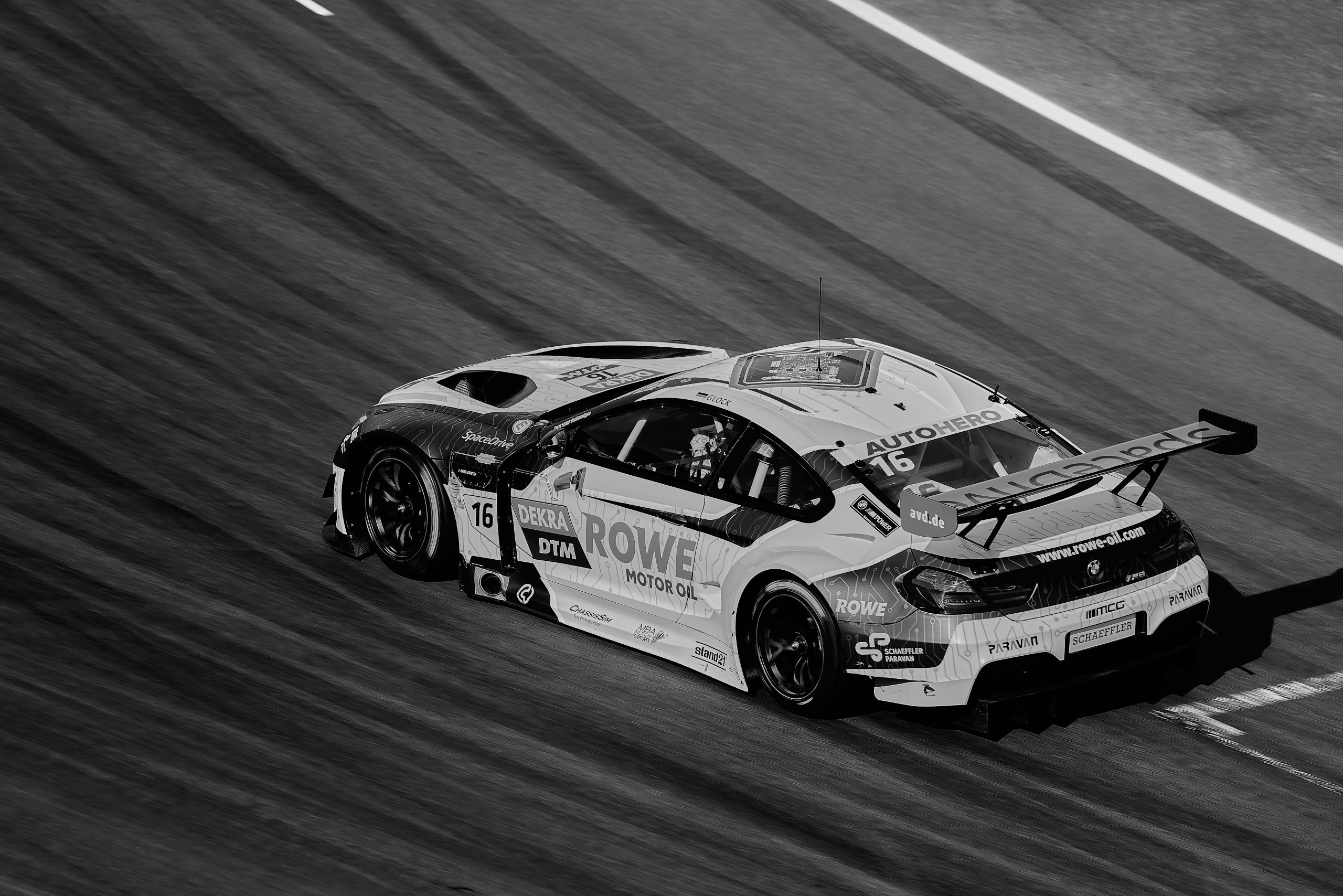 Voiture de course noir et blanc en mouvement