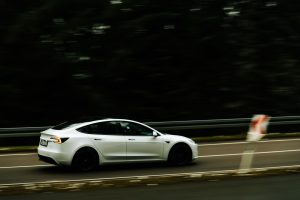 Voiture électrique moderne en motion sur autoroute