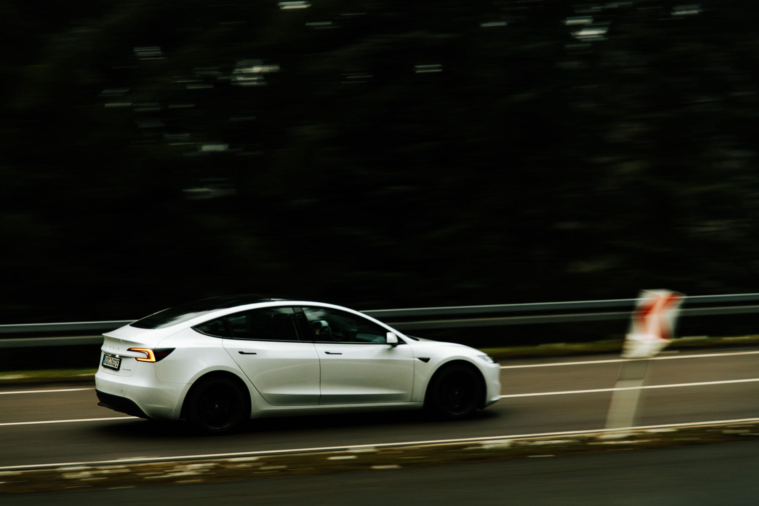 Voiture électrique moderne en motion sur autoroute