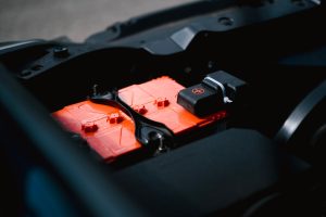 Batterie auto orange détaillée dans le moteur