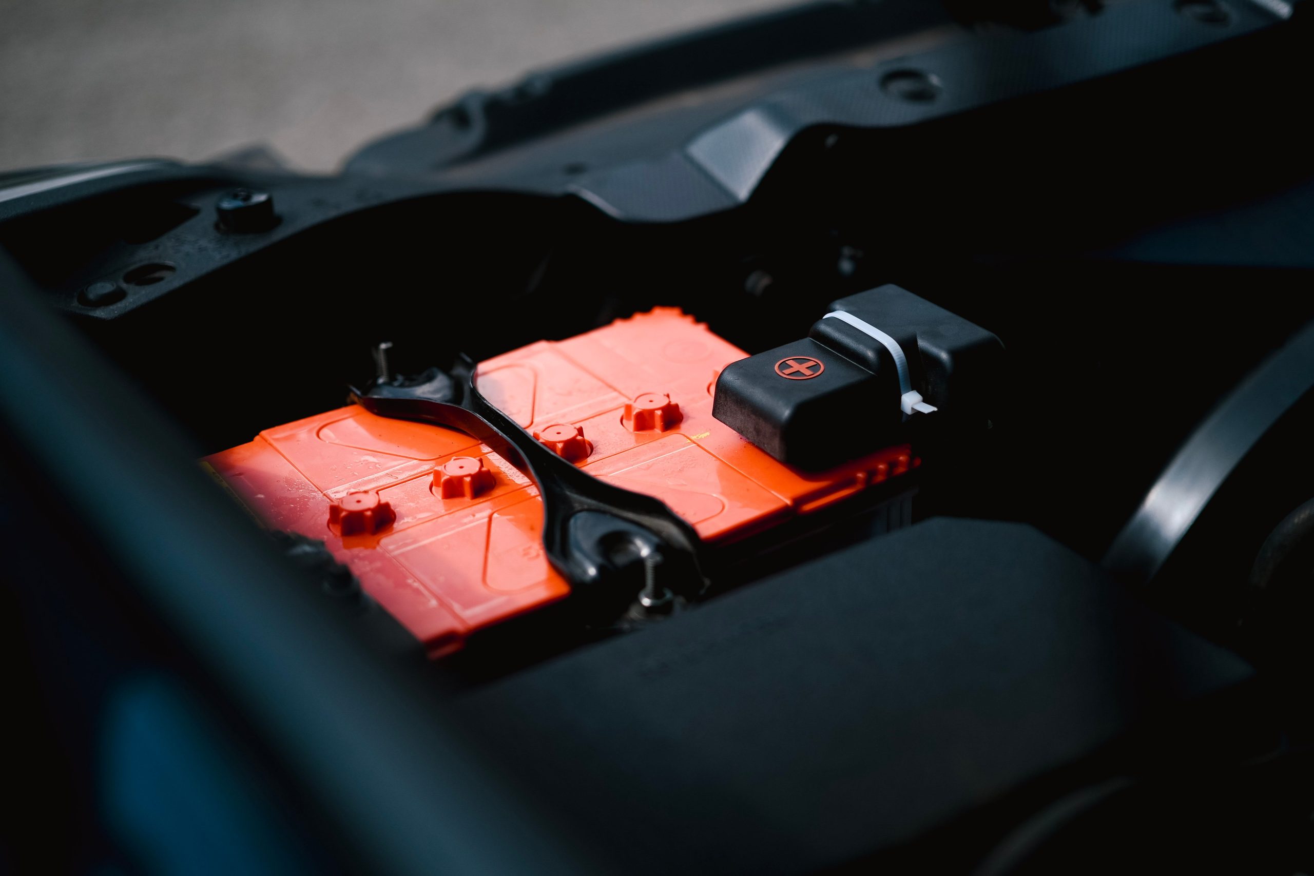 Batterie auto orange détaillée dans le moteur