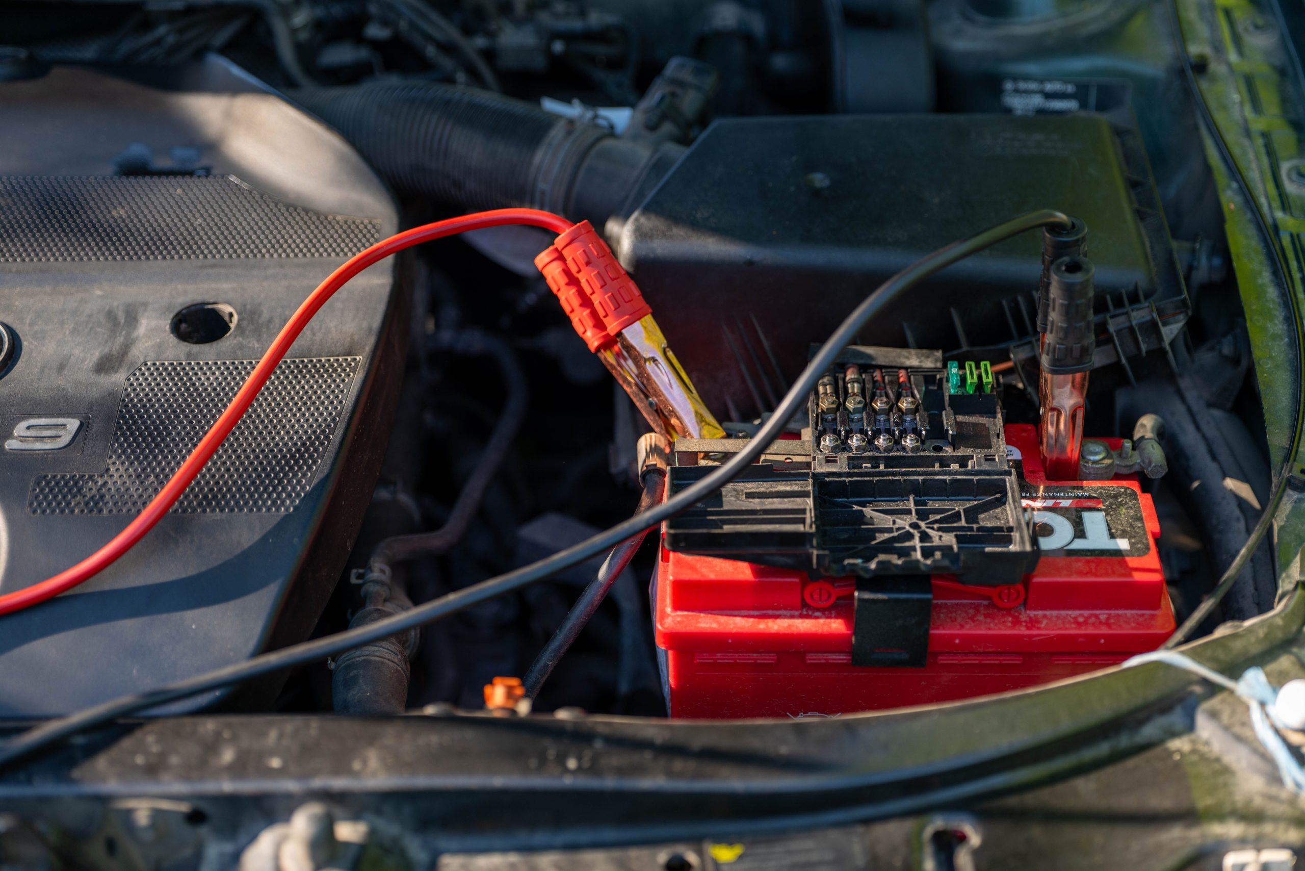 Batterie voiture avec câbles de démarrage attachés