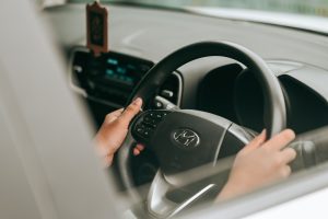 Mains tenant le volant d'une voiture