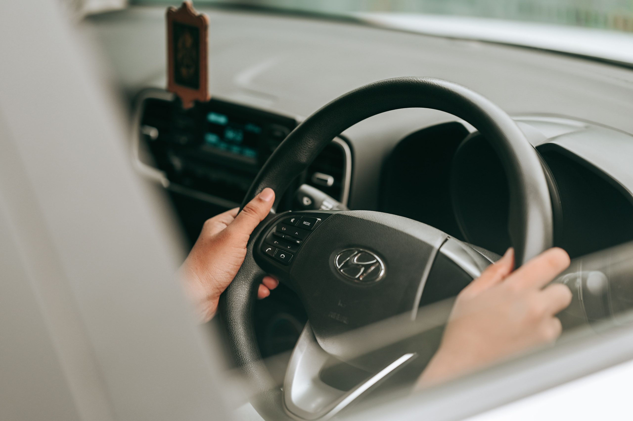 Mains tenant le volant d'une voiture
