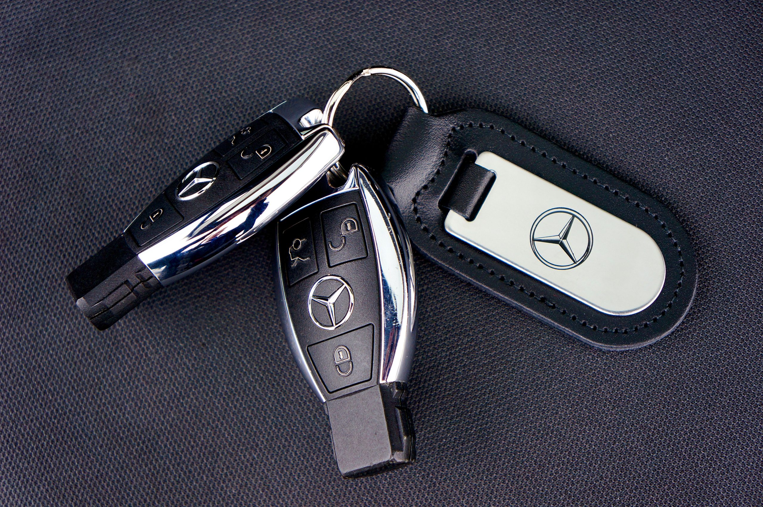 Clés Mercedes avec porte-clés cuir gros plan