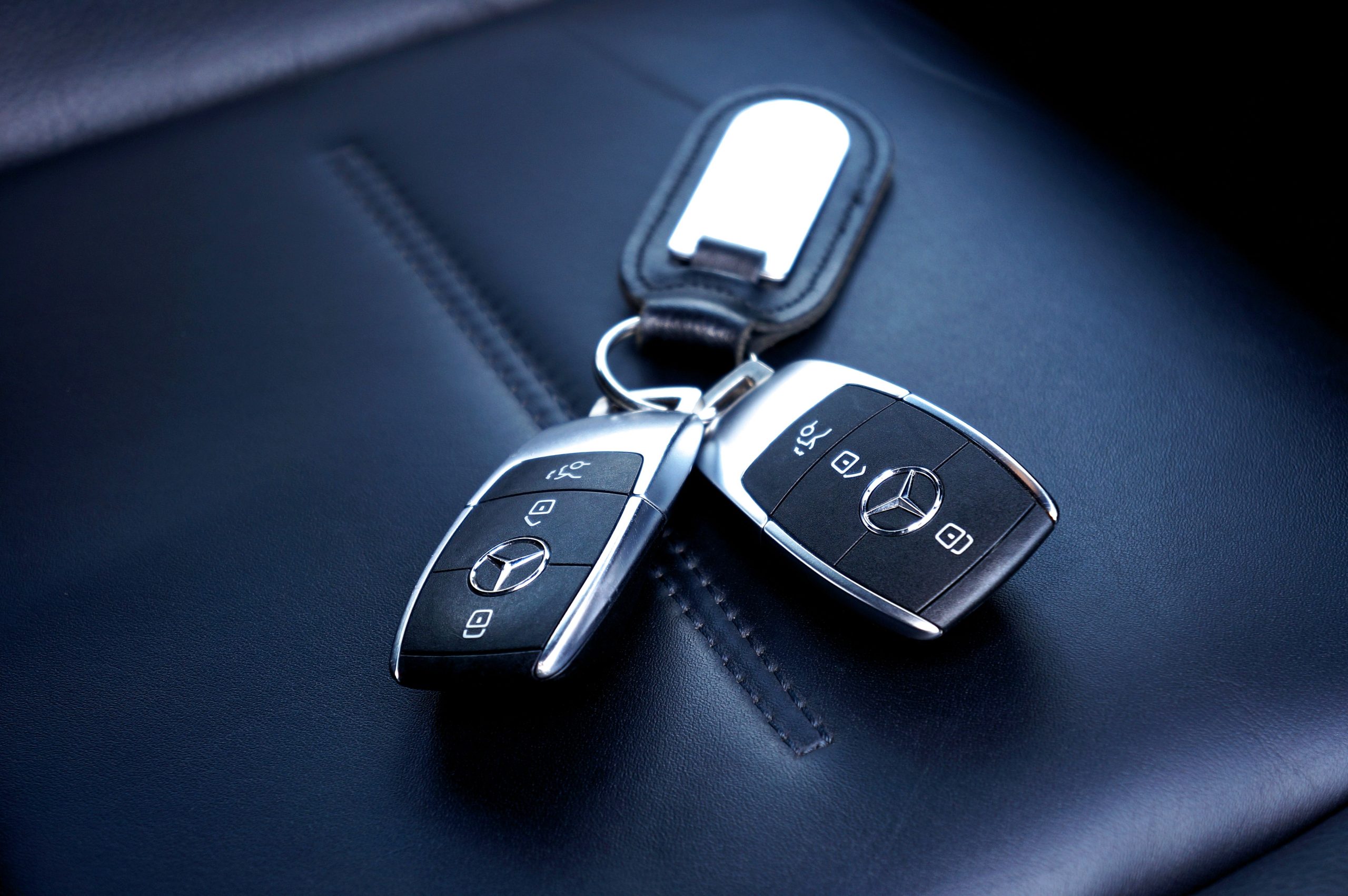 Clés Mercedes-Benz sur siège cuir luxueux