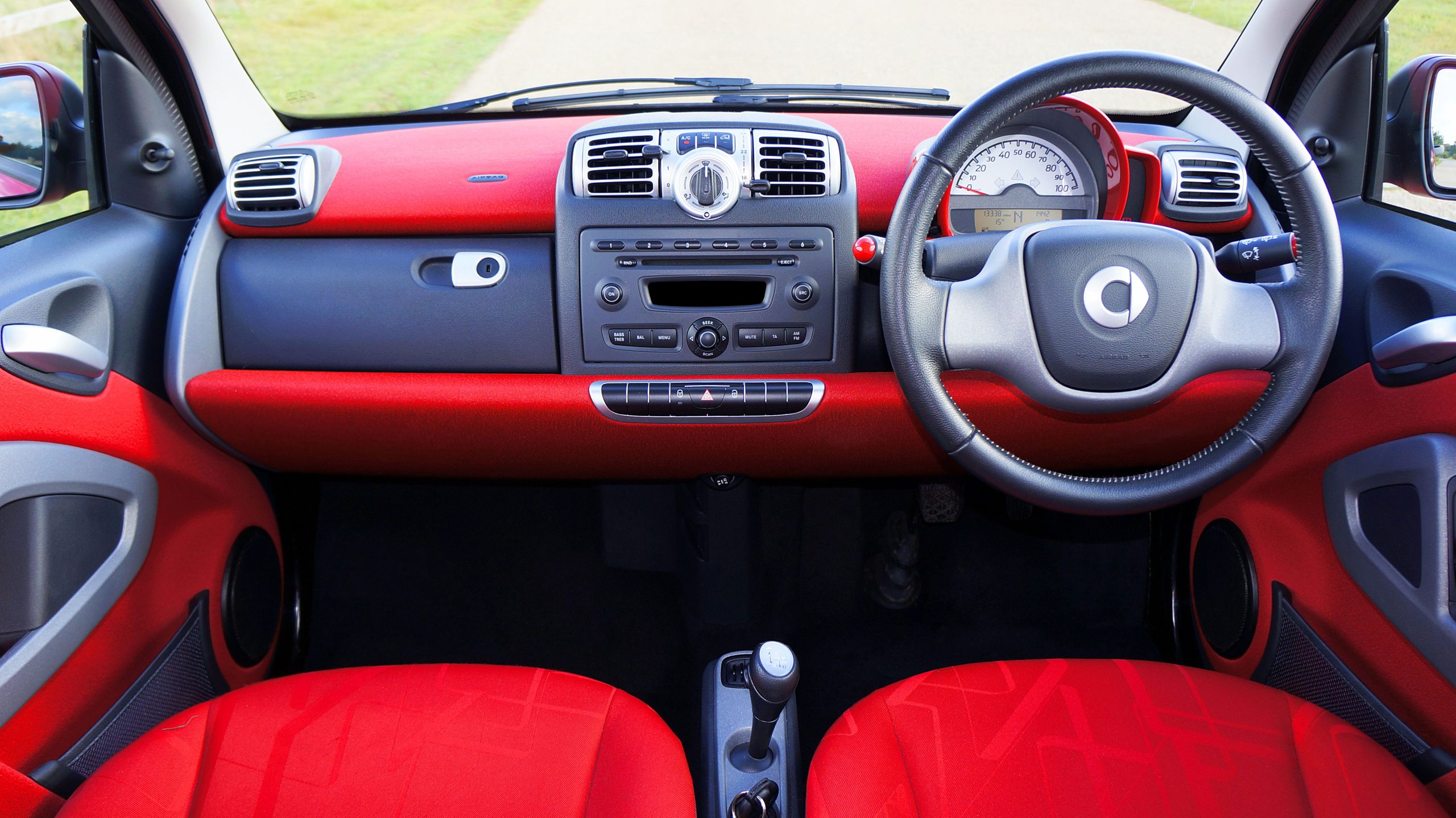Intérieur rouge Clio 4 tableau bord détaillé