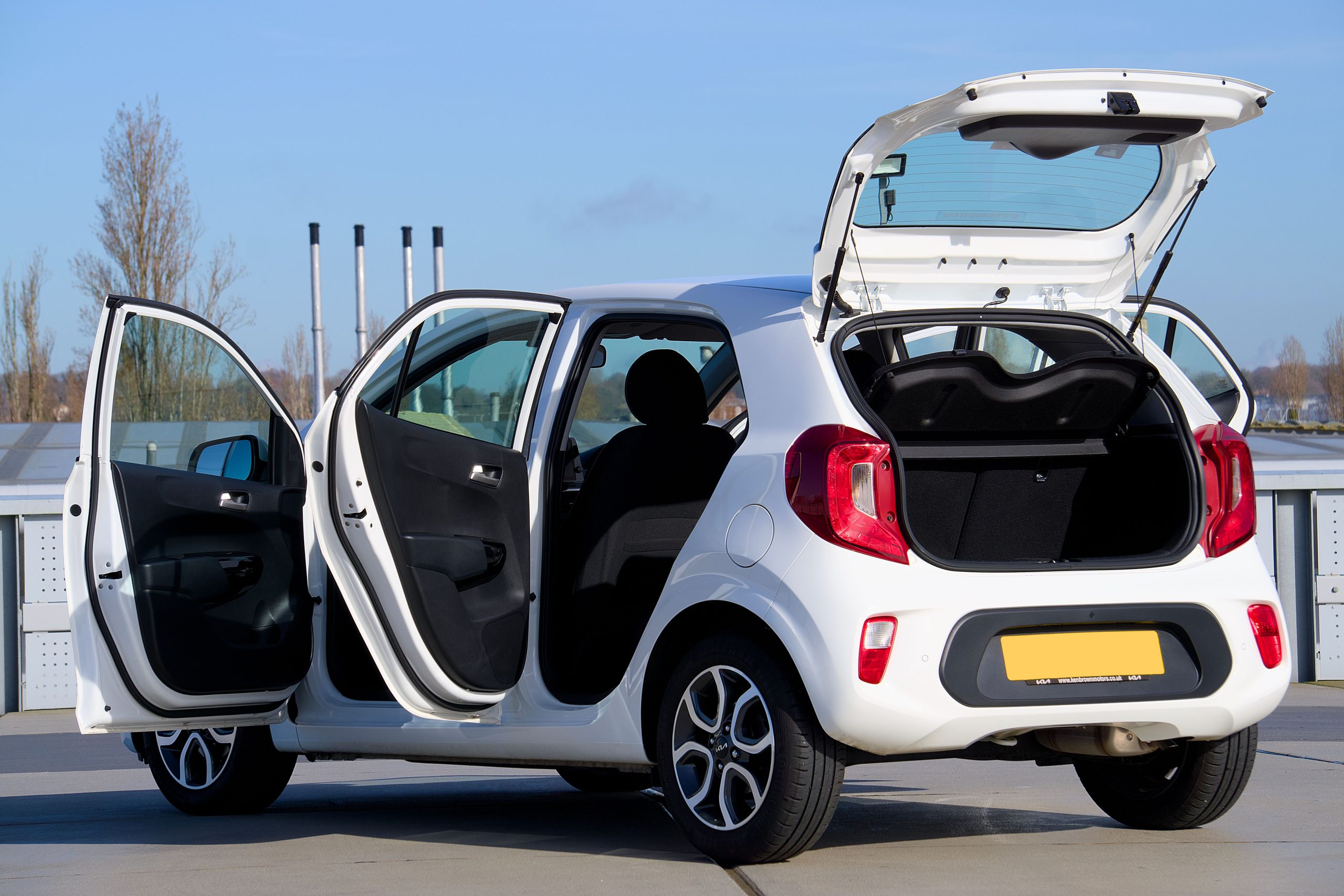 Clio 4 blanche portes ouvertes vue extérieure
