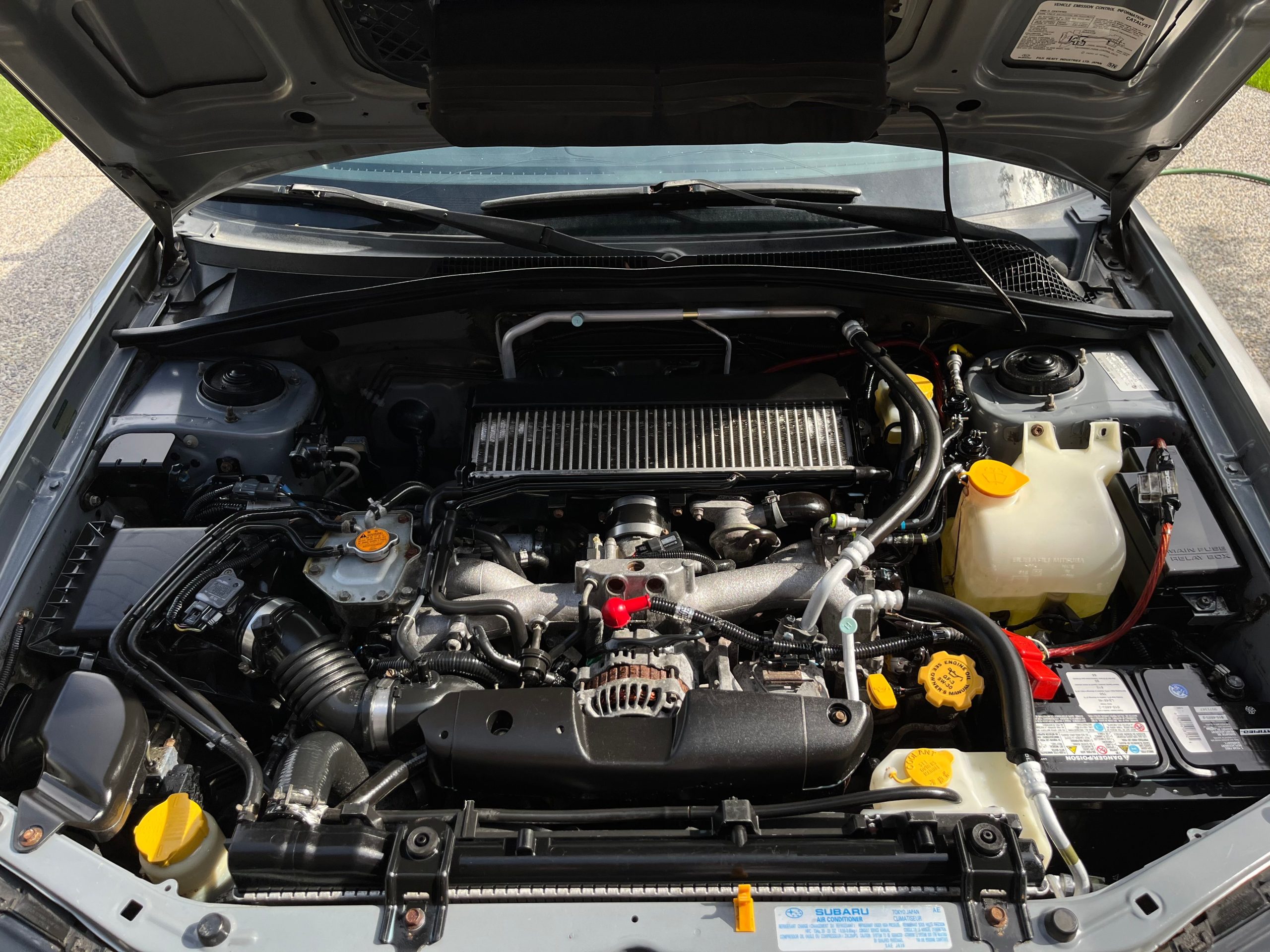Moteur voiture ouvert avec composants visibles