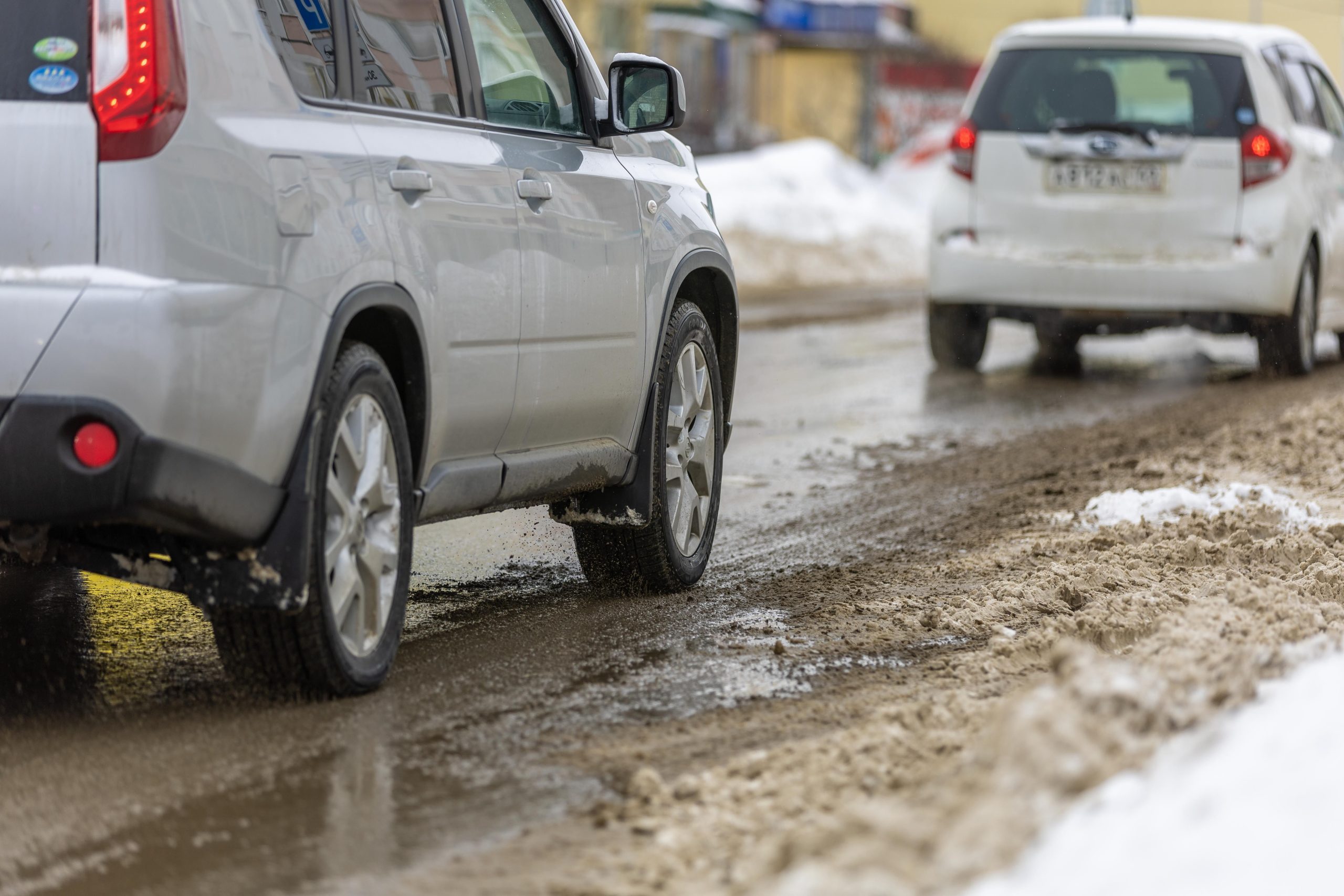 Deux voitures conduisant prudemment sur route verglacée