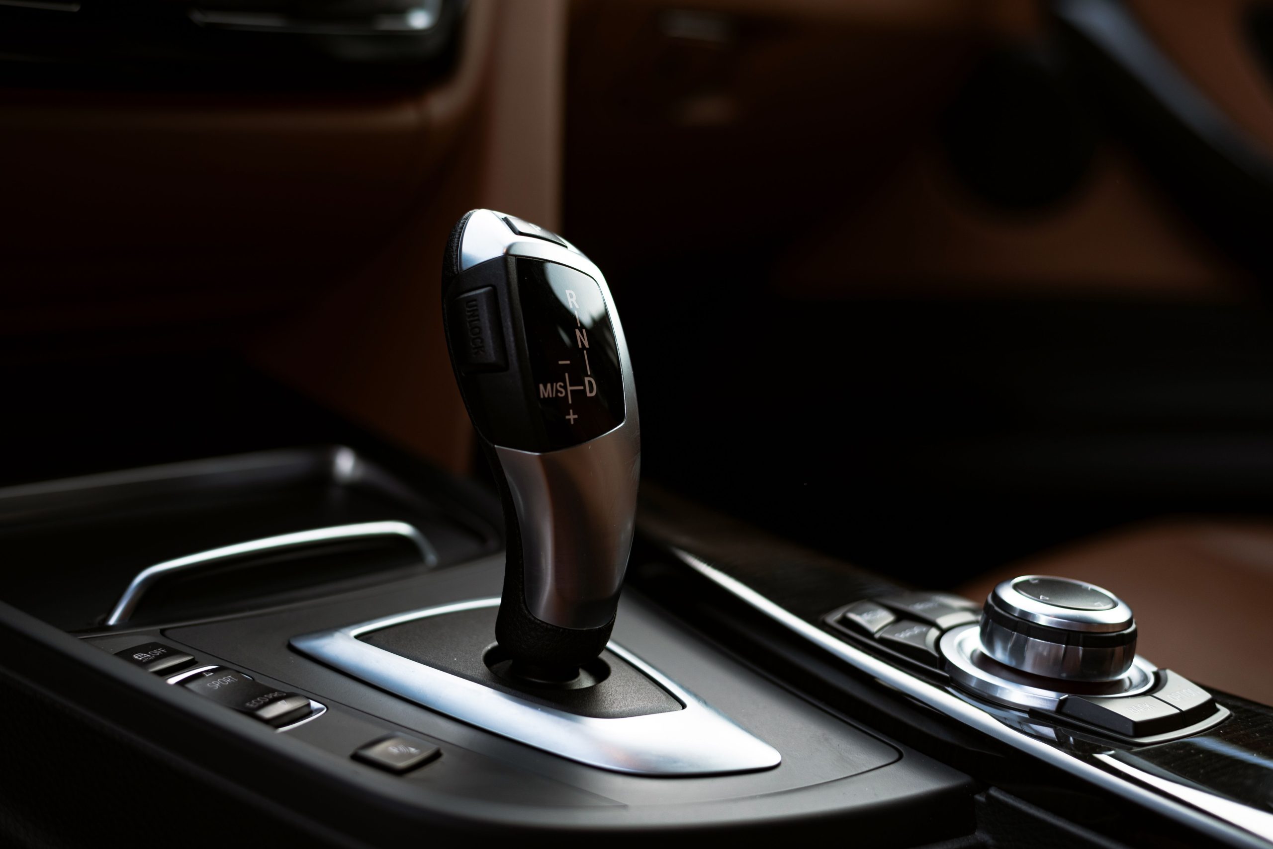 Levier vitesse contemporain design automobile moderne