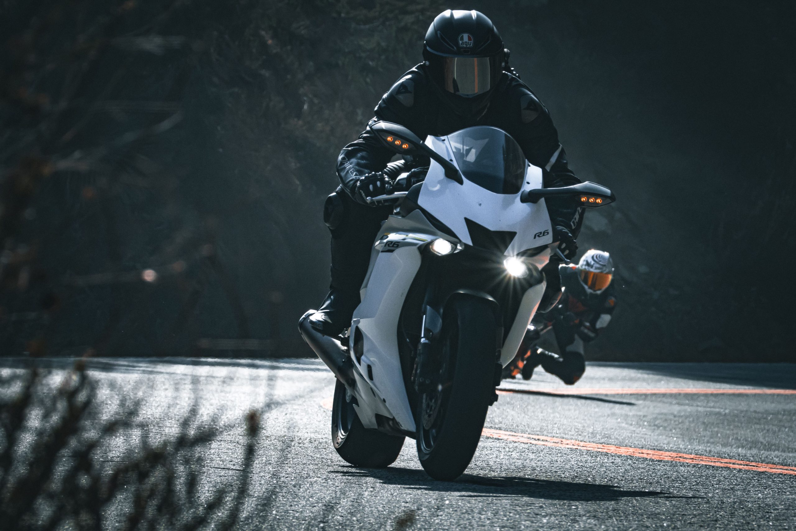 Deux motards en course sur route sinueuse
