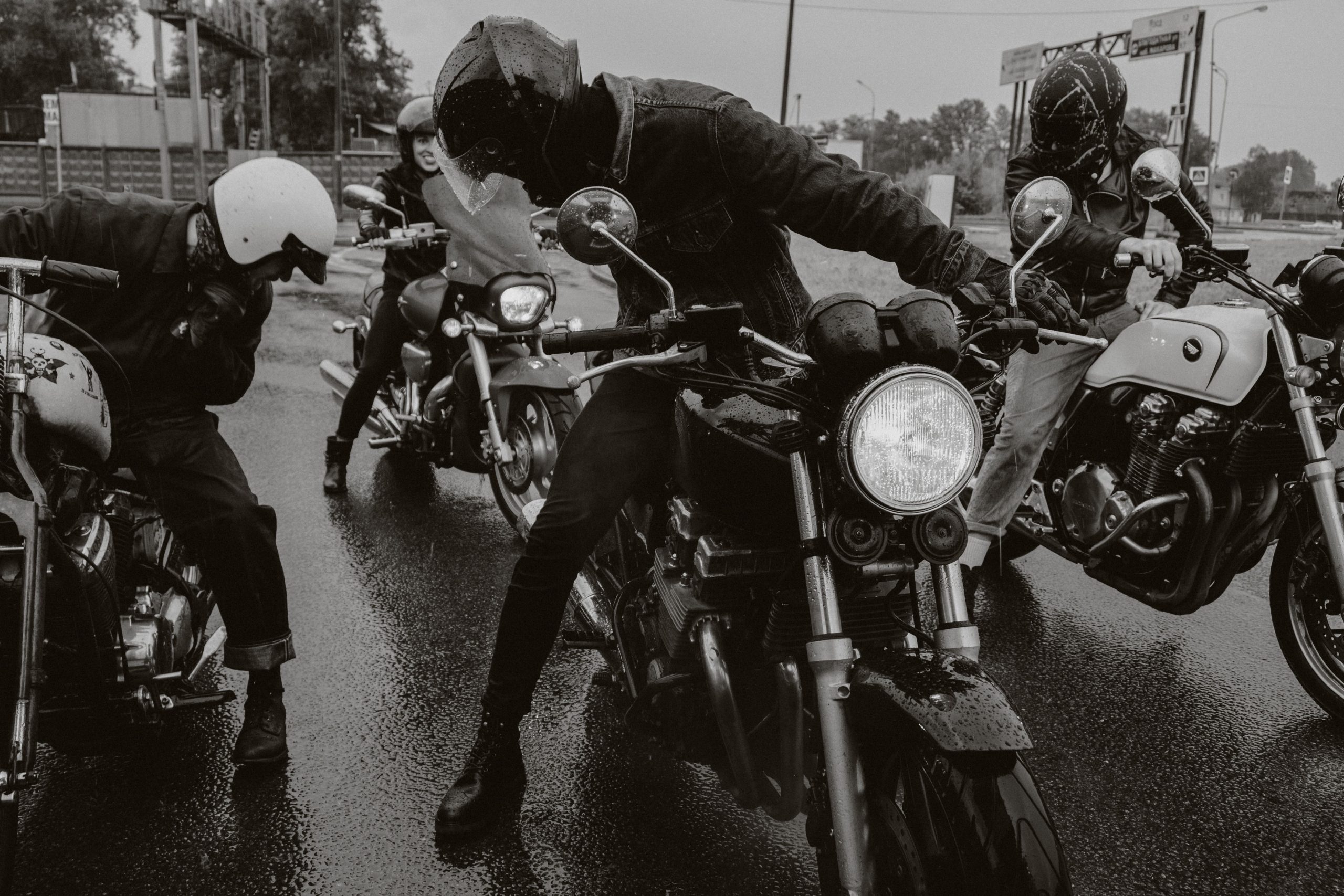 Groupe motards roulant sur route mouillée