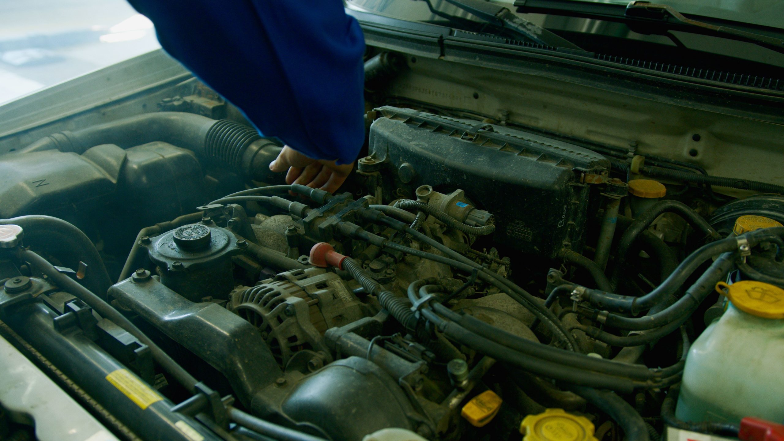 Technicien travaillant sur un moteur en garage