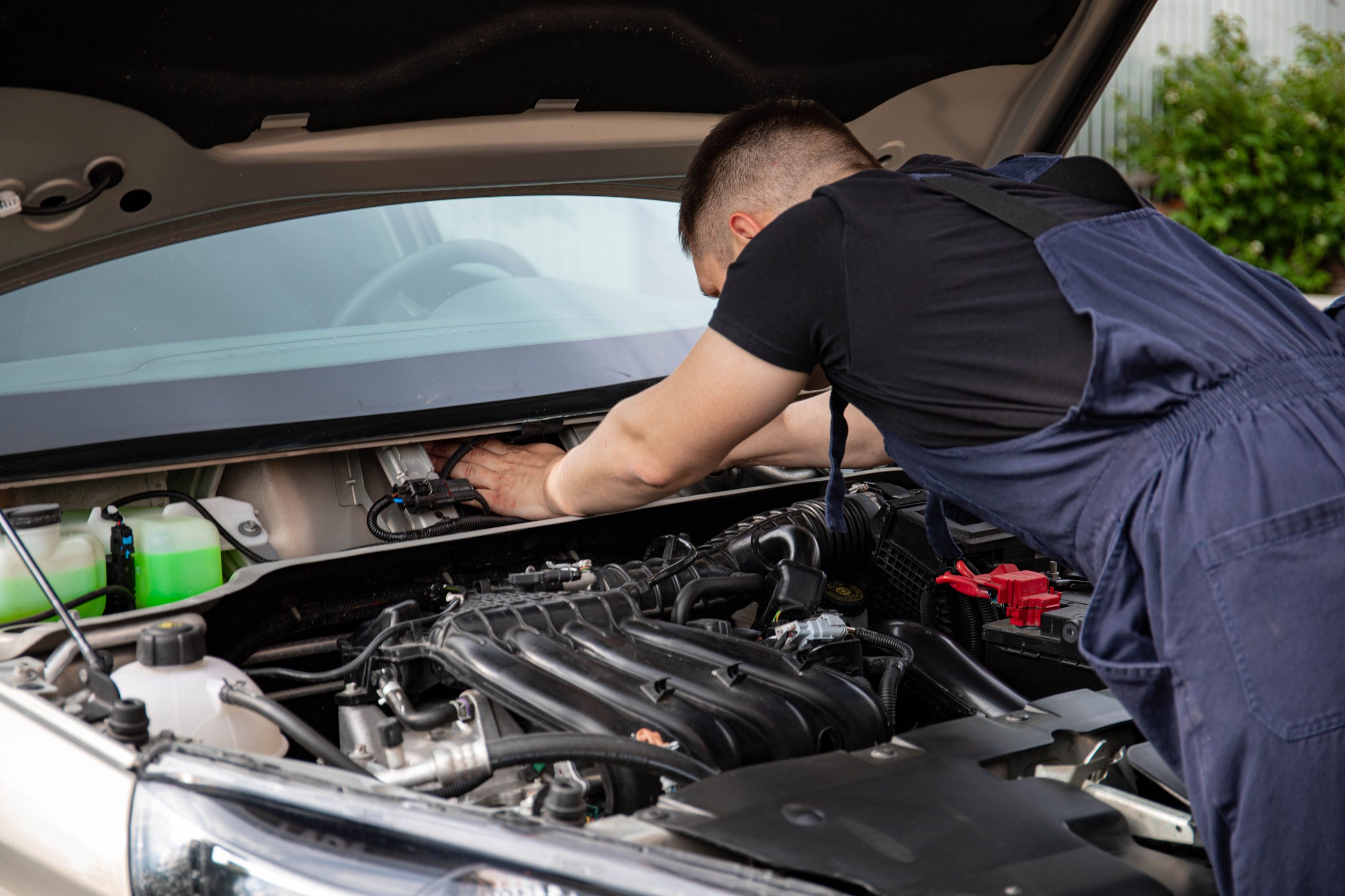 Mécanicien effectuant maintenance moteur voiture