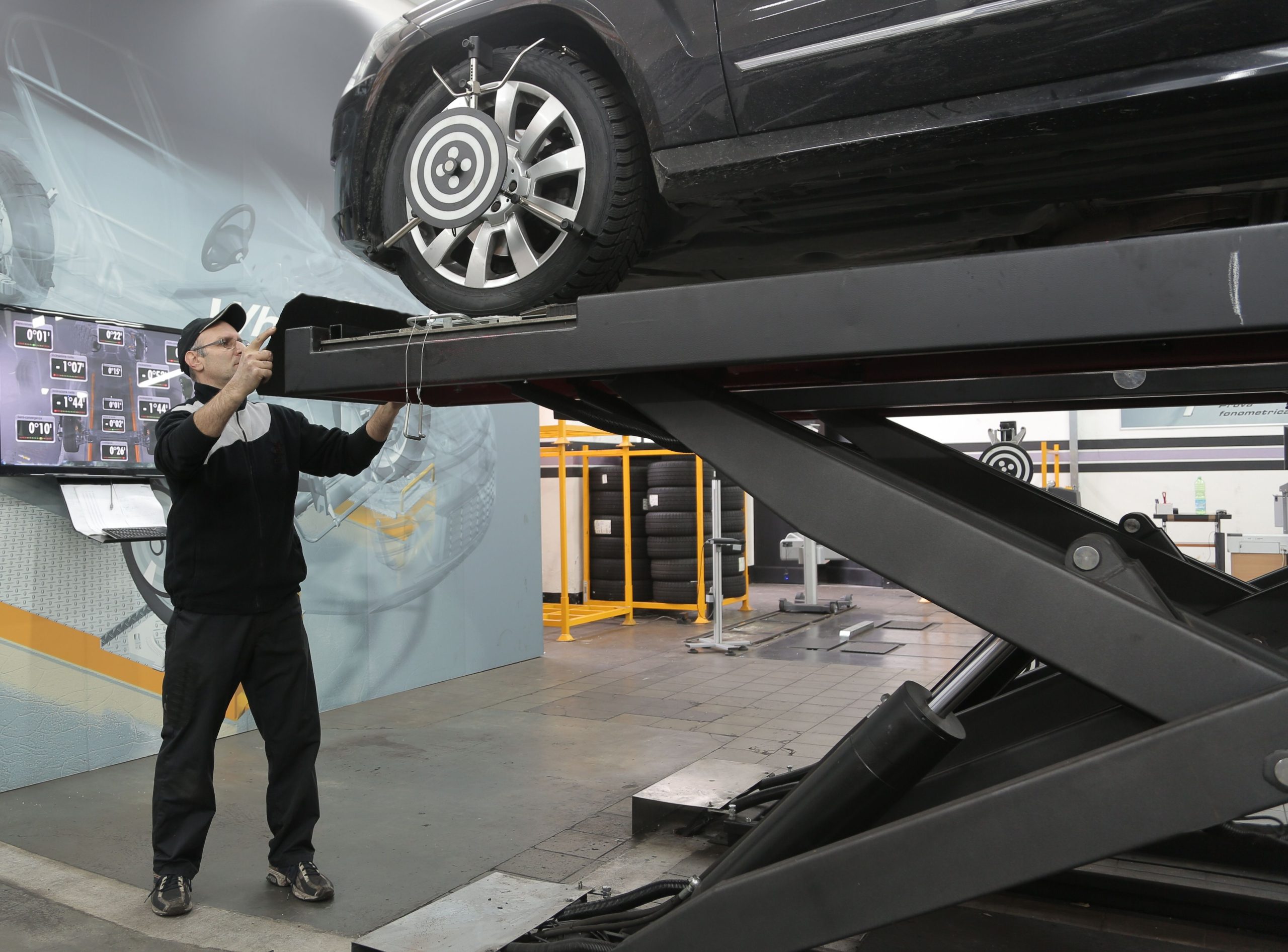 Mécanicien professionnel contrôlant les roues