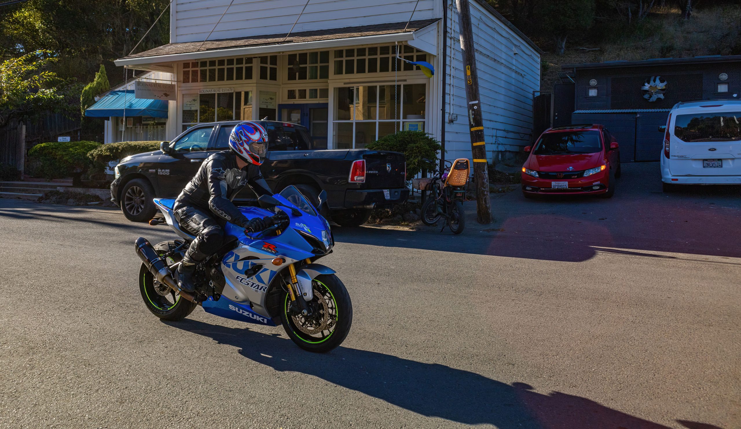 Motard équipé sur moto sport bleue
