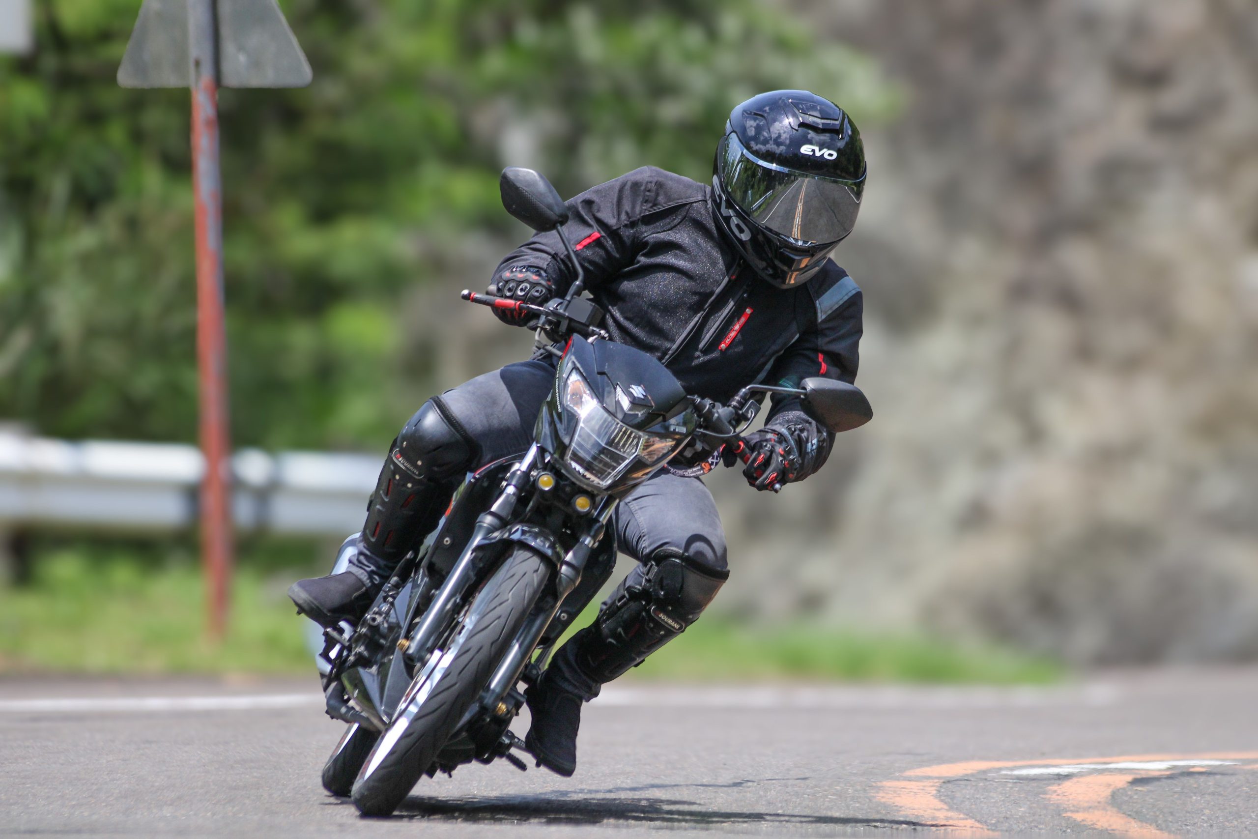 Motard penchant en virage sur route scenic