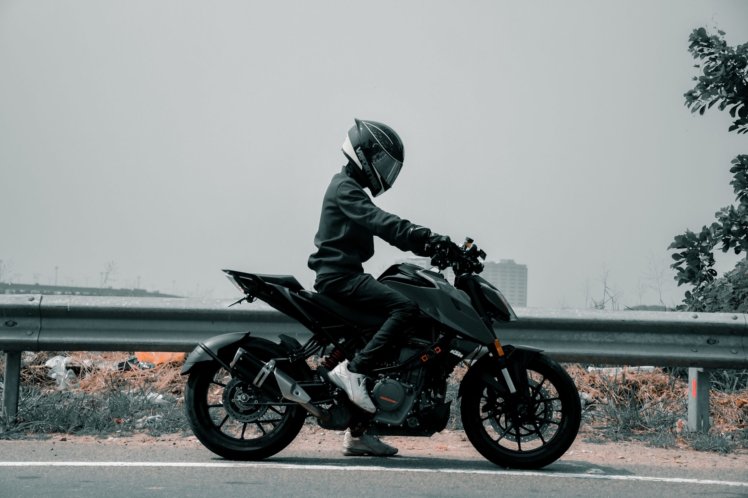 Motocycliste casque en moto sport urbaine