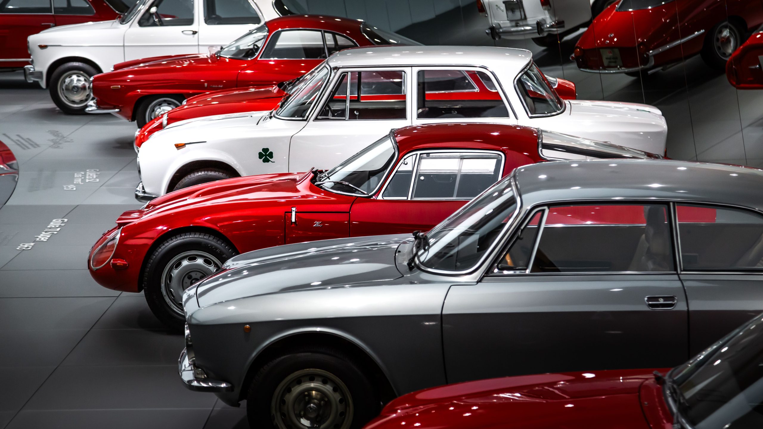 Collection de voitures Alfa Romeo classiques en musee